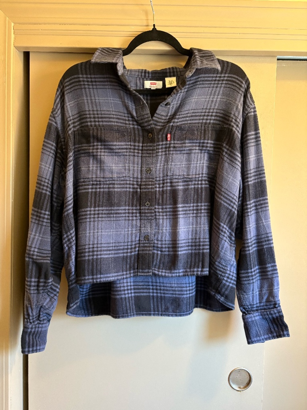 Levi's cropped flannel size Medium